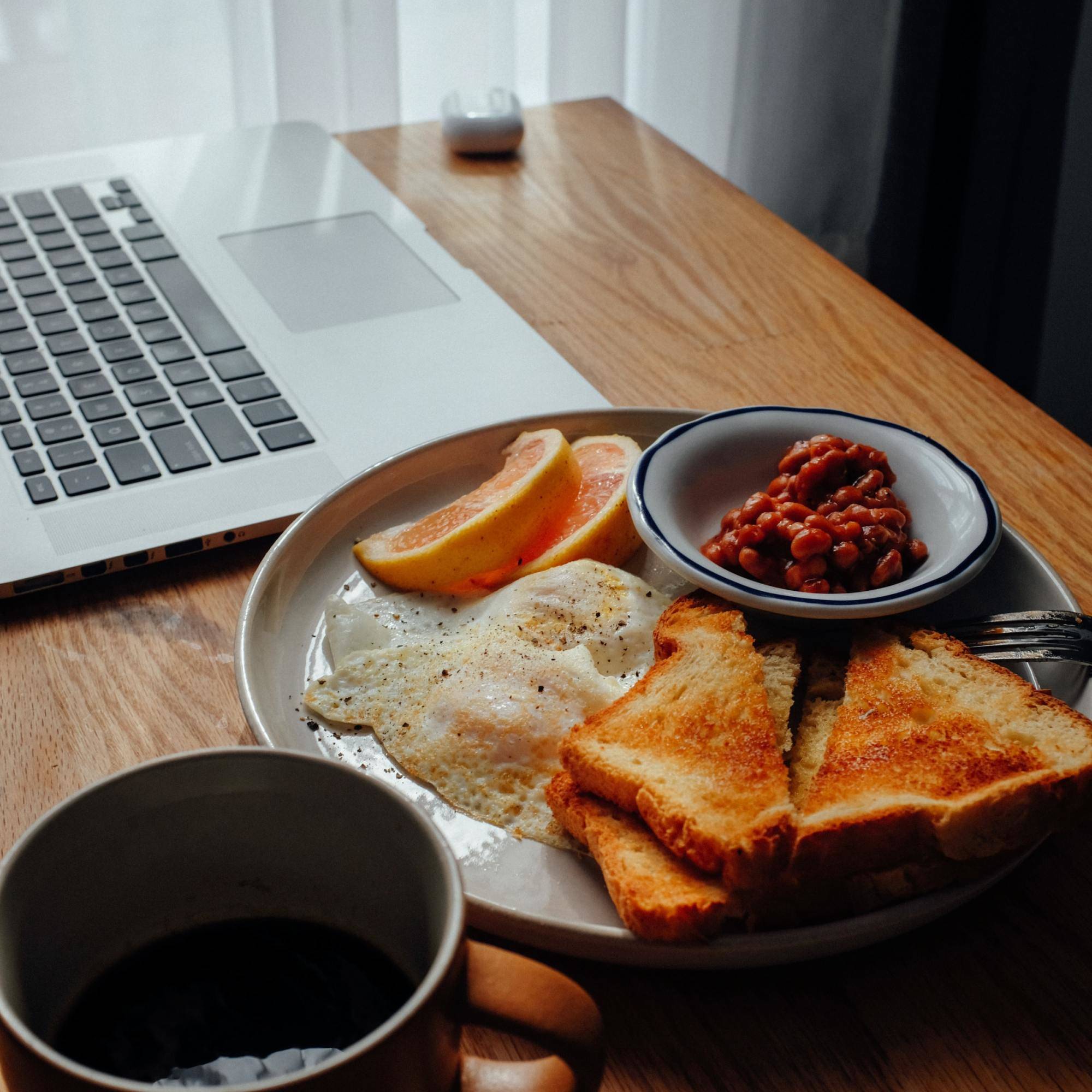 stock-breakfast-laptop