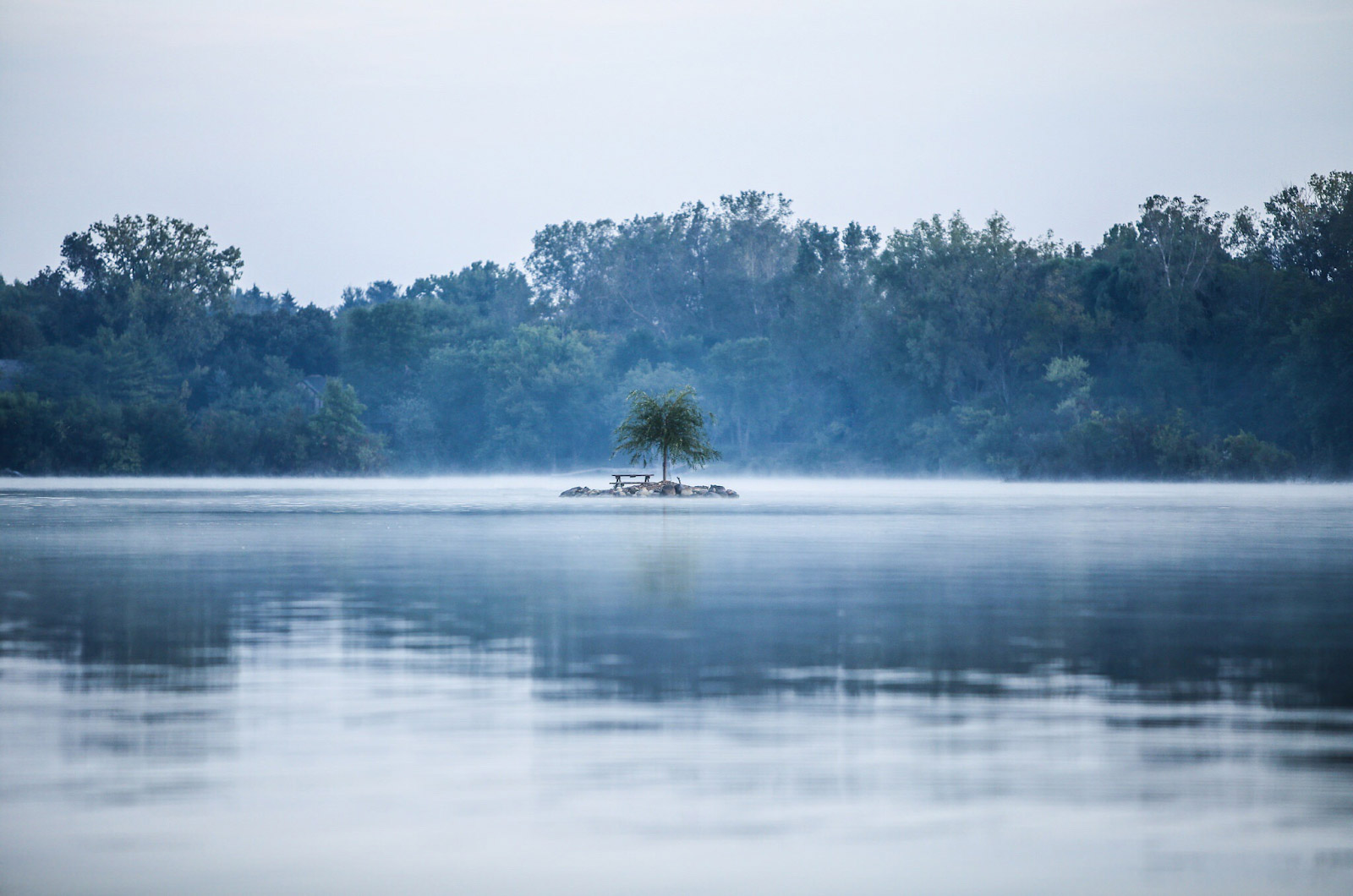 stock-quiet-day-lake